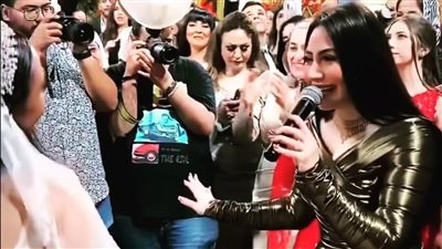 بعد أيام قليلة من زفافها.. بوسي تقطع شهر العسل لحضور فرح ابنة مدحت العدل | فيديو