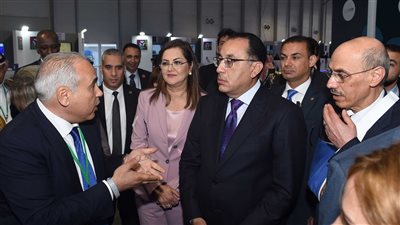مدبولي يتعرف على تجارب شباب رواد الأعمال بالمعرض الخاص لاجتماعات مجموعة البنك الإسلامي للتنمية