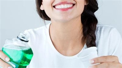 تكرار شطف الفم.. خبراء يحذرون من روتين يومي لغسل الأسنان يضر بصحتك