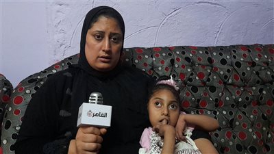 الطفلة ريتاج مصابة بضمور كلي وفقدت بصرها.. وأسرتها: لا نملك حق العلاج ونطالب المسؤولين بتوفير متطلباتها