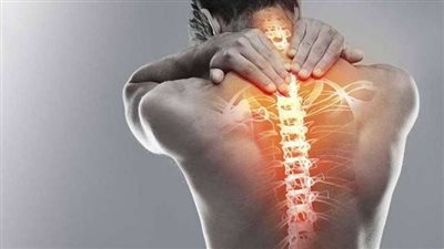 رقبتي مش ثابتة منذ عامين.. شاب يستغيث بالمسؤولين لعلاجه من مرض خلل توتر الأعصاب