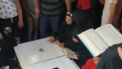 انهيار والدة الشاب ضحية الأيفون خلال تشييع جثمانه بالغربية: مليش غيره | بث مباشر