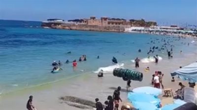 إقبال المواطنين على شواطئ الإسكندرية هربًا من ارتفاع الحرارة.. وطقس حار يضرب أسوان | بث مباشر