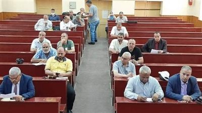 وكيل تعليم دمياط يتابع تسليم كتيب المفاهيم لرؤساء لجان الثانوية العامة