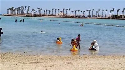 توافد المصطافين على شواطئ الغردقة تزامنًا مع العطلة الأسبوعية | بث مباشر