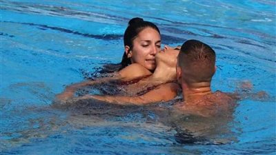 موقف شجاع لمدربة أنقذت سبَّاحة من الغرق بعد توقفها عن التنفس تحت الماء | فيديو