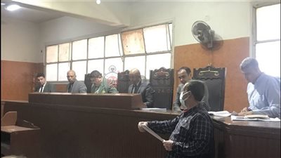 المتهم بهتك عرض فتاة داخل ميني باص بالتجمع يواجه أسئلة المحكمة بالضحك والسخرية.. والقاضي يعنفه