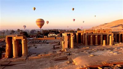 على متنها 800 سائح.. إقلاع 35 رحلة بالون طائر في الأقصر