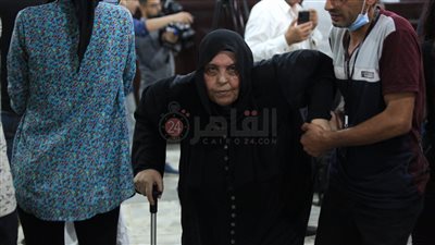 متكئة على عصاها.. وصول جدة الطالبة نيرة ضحية جامعة المنصورة إلى محكمة الجنايات 