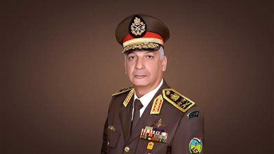  وزير الدفاع والإنتاج الحربي يلتقي بمقاتلي القوات البحرية 