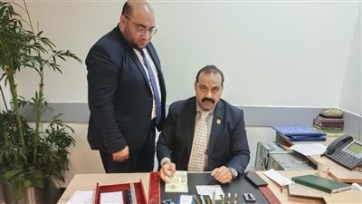 ضبط راكب بمطار القاهرة حاول تهريب ساعة مرصعة بالألماس وآخر بحوزته مخدرات