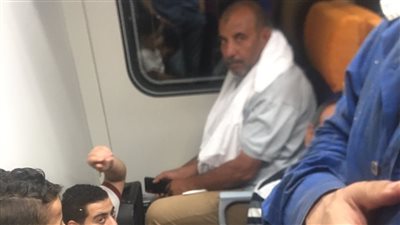نسيو آخر عربية.. استياء بين ركاب السكة الحديد داخل قطار الصعيد بعد التأخر لأكثر من 3 ساعات | صور