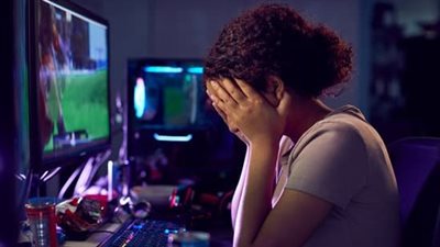 أسرة قاصر تتهم مدرب كرة طائرة في نادٍ شهير بمصر الجديدة بالتعدي عليها وابتزازها بمكالمات غير لائقة