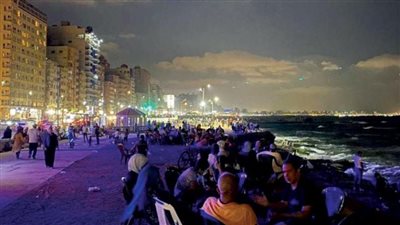 أول أيام العيد.. إقبال كثيف من المواطنين على كورنيش الإسكندرية | بث مباشر