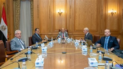 وزير الإنتاج الحربي يتابع مستجدات تأسيس شركة مصرية إماراتية لإنتاج السيارات البيك أب