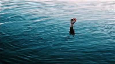 إنقاذ سائق من الغرق.. ألقى نفسه من أعلى كوبري محور سمالوط