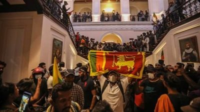 اشتعال المظاهرات واقتحام قصر الرئاسة.. آخر تطورات الأوضاع في سريلانكا | فيديوجراف