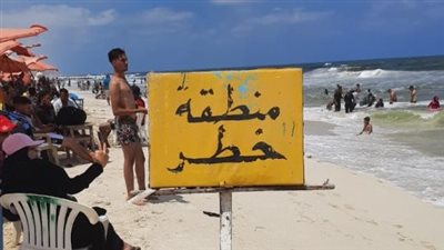 تحذيرات من نزول شواطئ البحر المفتوح بمطروح لارتفاع الأمواج