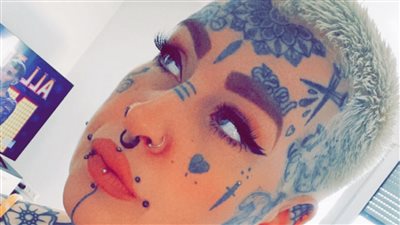 للتخلص من الخجل.. فتاة بريطانية تغطي 75% من جسمها بالوشم