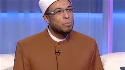 كيف يتصرف الأبناء مع عقوق الوالدين مهما اشتد البلاء منهما؟.. داعية يحذر