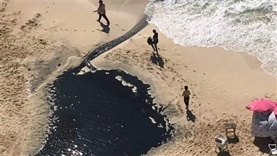 حل أزمة تسريب مياه صرف صحي على شاطئ أبو تلات غرب الإسكندرية