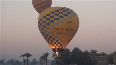 طيار البالون المنحرف في الأقصر لـ القاهرة 24: زودت ضخ الهواء الساخن للصعود لأعلى وتقليل حجم الارتطام بالبالون الآخر