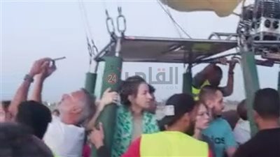الرحلة هبطت بأمان.. سائح يلتقط صورًا تذكارية من البالون المتضرر في الأقصر بواقعة الانحراف | صور