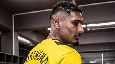 إصابة سيباستيان هالر مهاجم بوروسيا دورتموند بـ ورم ويغادر المعسكر