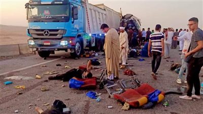 مصرع 22 شخصًا وإصابة أكثر من 30 آخرين في تصادم أتوبيس بسيارة نقل بطريق أسيوط القاهرة الشرقي | صور