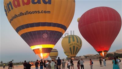 10 رحلات تحمل 250 سائحًا.. الصور الأولى لعودة البالون الطائر في الأقصر بعد واقعة الانحراف