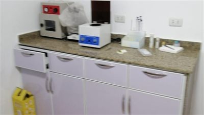 محافظ الفيوم يُحيل عاملين اثنين بالمستشفى العام للنيابة العامة لتورطهما بتزوير نتائج مسحات كورونا | صور