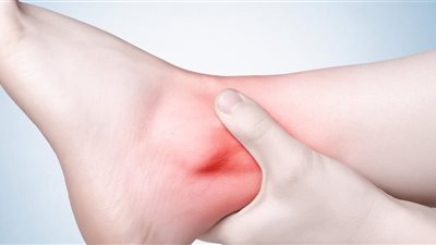 من بينها تورم الكاحل.. علامات تشير للإصابة بأمراض القلب