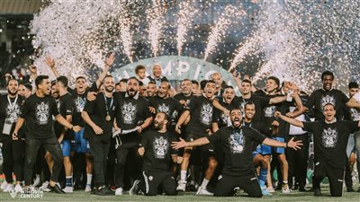 رئيس رابطة الدوري البرتغالي يهنئ فيريرا بعد حصوله على الكأس مع الزمالك