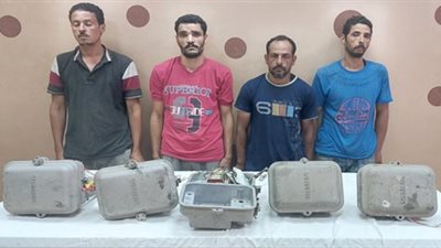 القبض على 4 أشخاص سرقوا صناديق إشارات حركة سير القطارات بالغربية