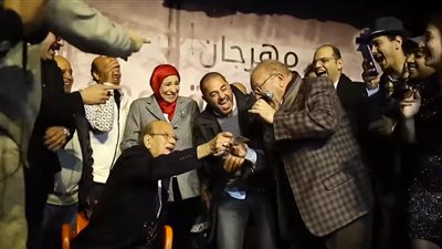 حسن حسني يهدي صلاح عبدالله 20 جنيها على المسرح خلال تكريمه.. اعرف السبب (فيديو)