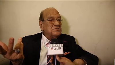 حسن حسني أثناء تكريمه: “أدوار كتير كان نفسي أقدمها.. ويارب كل الناس تتكرم” (فيديو)