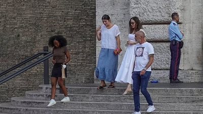 أنجلينا جولي تخطف الأنظار بـ فستان أبيض طويل من متحف الفاتيكان
