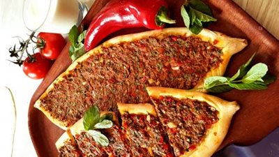 بخطوات بسيطة.. طريقة عمل لحم العجين التركي الشهير