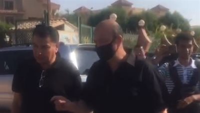 بحضور عمرو أديب.. انتهاء صلاة الجنازة على والد الإعلامي شريف عامر في مسجد الشرطة | بث مباشر