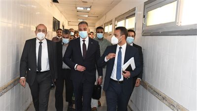 محافظ الفيوم يستمع لشكاوى مرضى الغسيل الكُلوي بمستشفى الفيوم العام ويوجه بسرعة حلها 