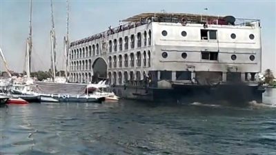 خالٍ من السياح.. إصلاح عطل لوحة تحكم مركب الأقصر النيلية بعد جنوحه