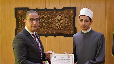 محافظ الفيوم يكرم الطالب الحسن فتحي الأول على الجمهورية بالثانوية الأزهرية | فيديو 