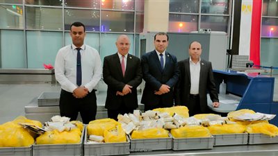 جمارك مطار برج العرب تحبط تهريب كمية كبيرة من المستلزمات الطبية