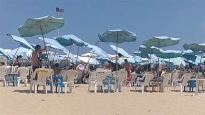 رفع الرايات الحمراء والصفراء على شواطئ الإسكندرية وتحذيرات من ارتفاع الأمواج 