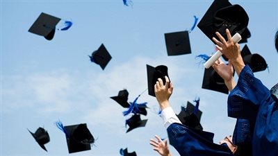 قالب كيك وتذكرة سفر.. أفكار هدايا متنوعة لتقديمها لطلاب الثانوية العامة