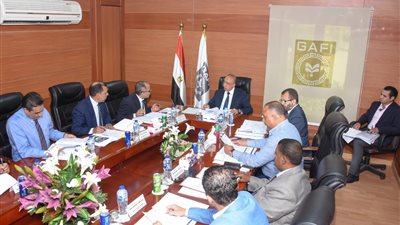 محافظ الإسكندرية يناقش مشاكل المستثمرين بالمنطقة الحرة