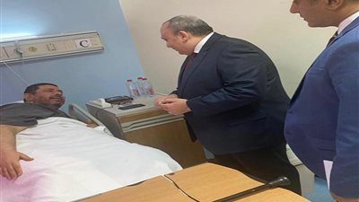القنصل المصري بالسعودية يزور مريض من أبناء الجالية في الدمام