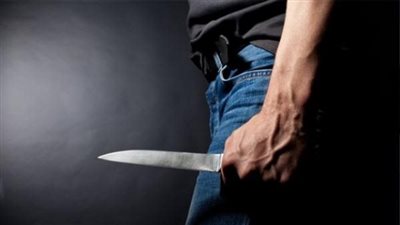 هرب بسيارتهم.. ابن البواب يطعن ساكنًا وزوجته بسلاح أبيض في التجمع الأول