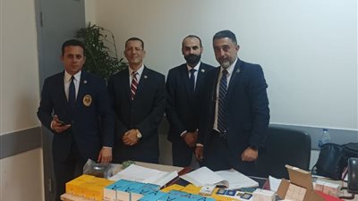 ضبط راكب بمطار القاهرة حاول تهريب هواتف وساعات وسبائك ذهبية.. وآخر بحوزته سلاح أبيض