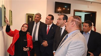 رئيس جامعة الفيوم يفتتح معرض مقتطفات من الحلي المعدني بتربية نوعية: ندعم التخصصات الفنية النادرة